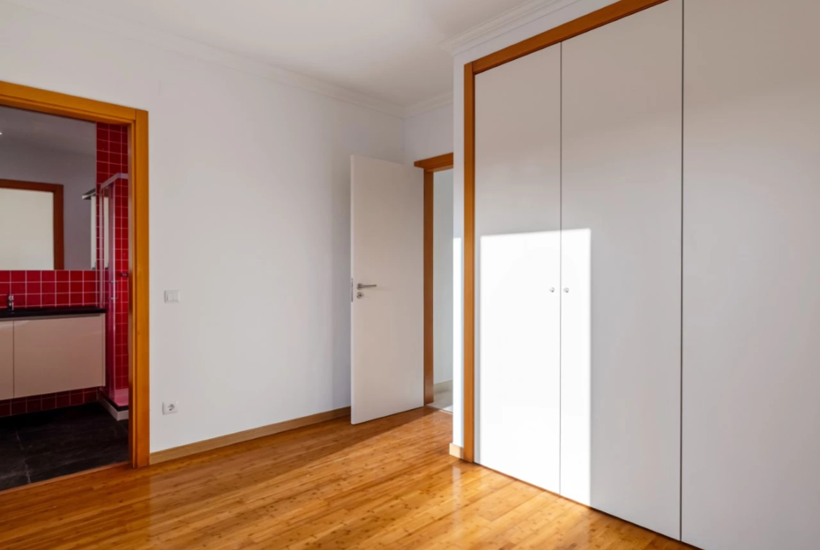 Moradia a 300m da praia com 4 quartos en-suite e vistas sobre o campo de golf e mar