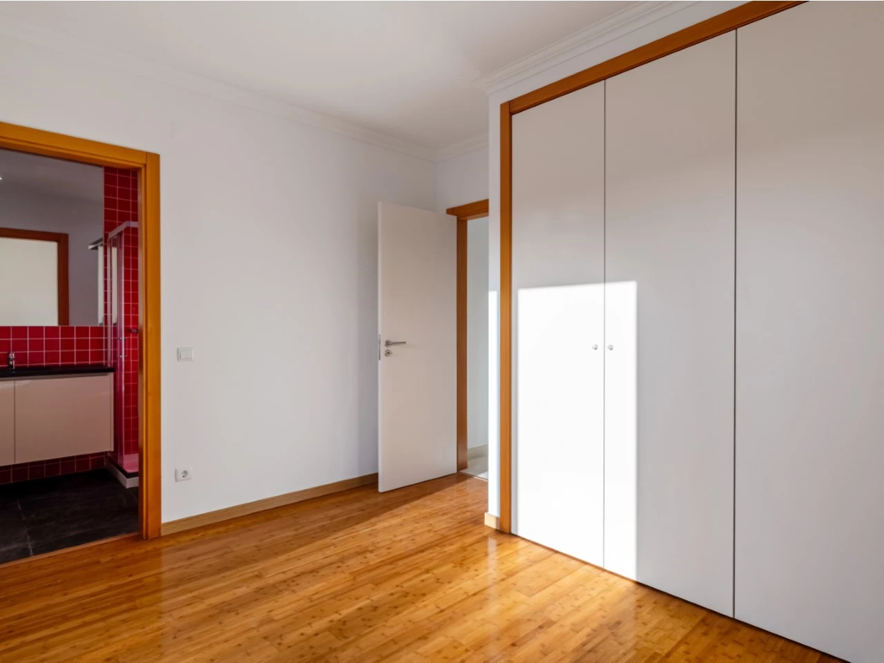 ID676aba01-0000-0500-0000-000018010436.jpg Moradia a 300m da praia com 4 quartos en-suite e vistas sobre o campo de golf e mar