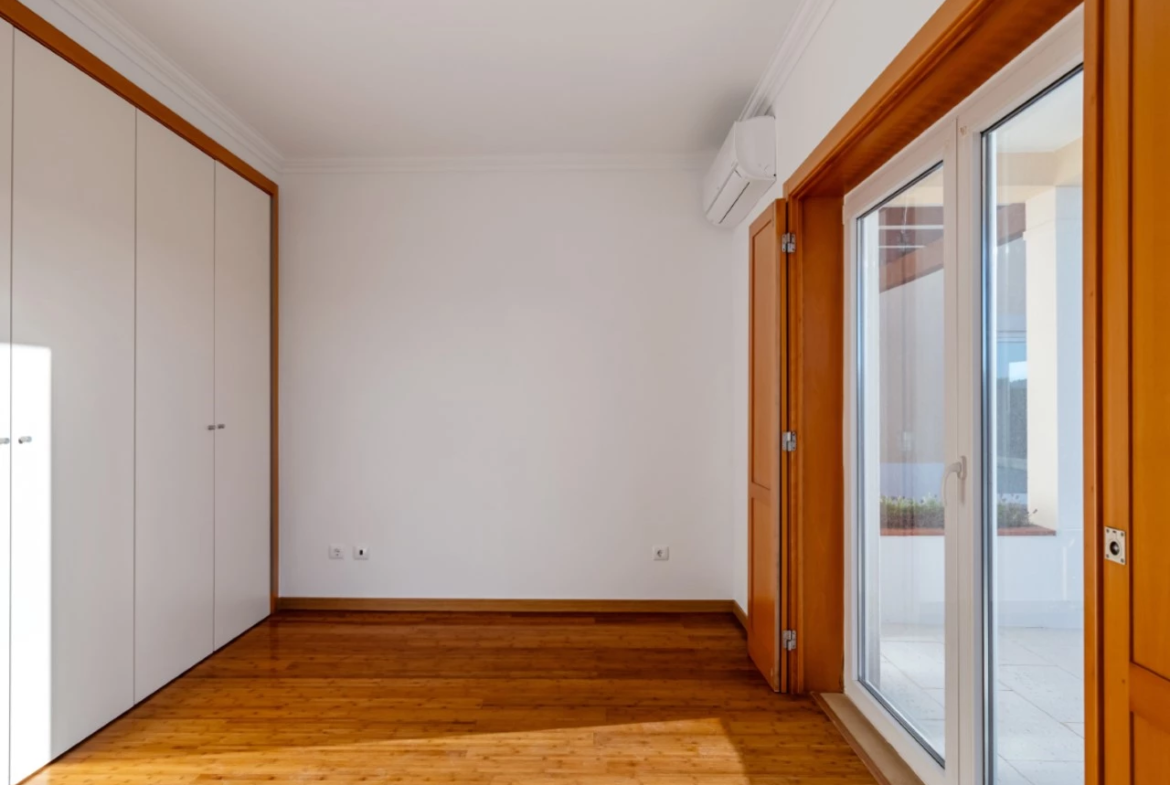 Moradia a 300m da praia com 4 quartos en-suite e vistas sobre o campo de golf e mar