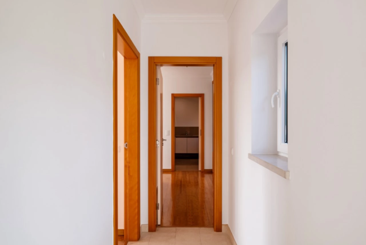 Moradia a 300m da praia com 4 quartos en-suite e vistas sobre o campo de golf e mar