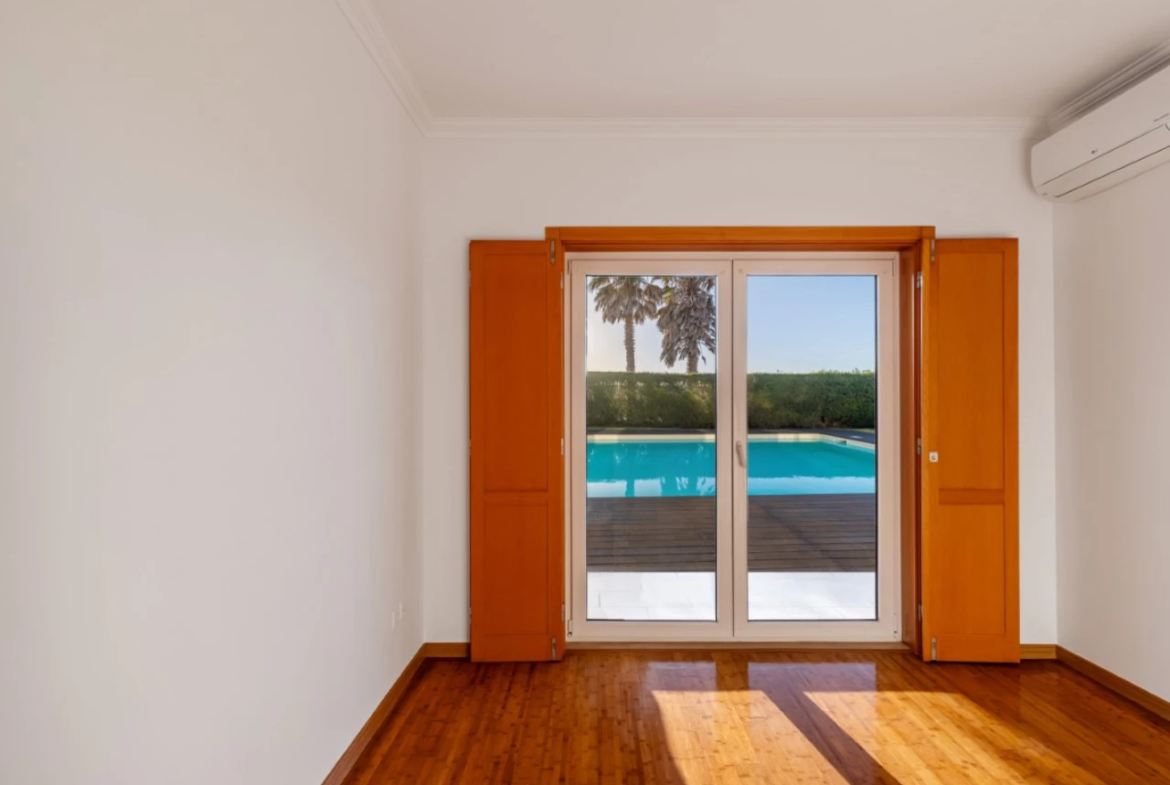 Moradia a 300m da praia com 4 quartos en-suite e vistas sobre o campo de golf e mar