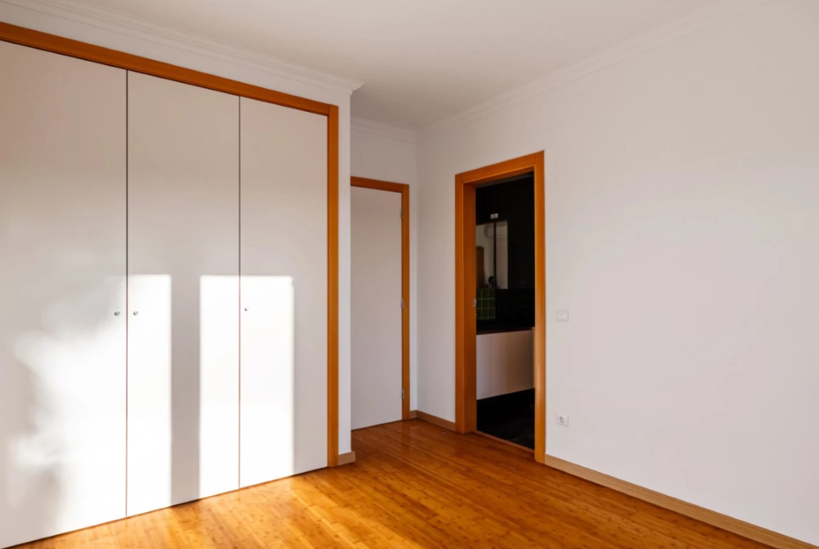 Moradia a 300m da praia com 4 quartos en-suite e vistas sobre o campo de golf e mar