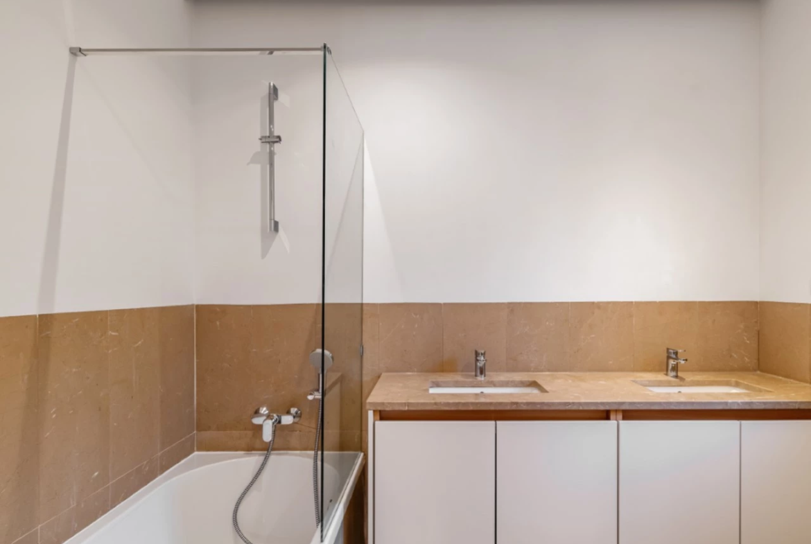 Moradia a 300m da praia com 4 quartos en-suite e vistas sobre o campo de golf e mar