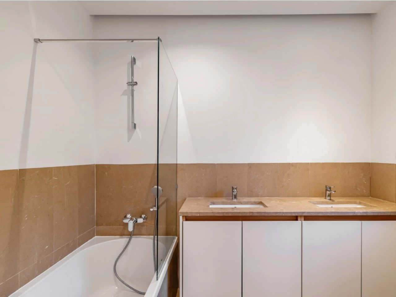ID676aba01-0000-0500-0000-00001801043e.jpg Moradia a 300m da praia com 4 quartos en-suite e vistas sobre o campo de golf e mar