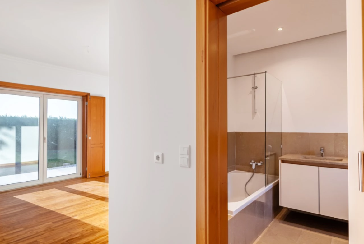 Moradia a 300m da praia com 4 quartos en-suite e vistas sobre o campo de golf e mar