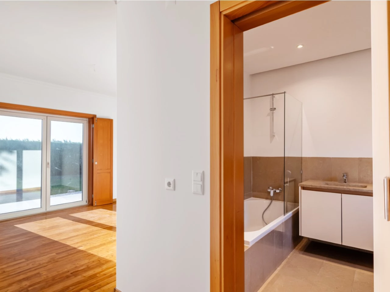 ID676aba01-0000-0500-0000-000018010440.jpg Moradia a 300m da praia com 4 quartos en-suite e vistas sobre o campo de golf e mar