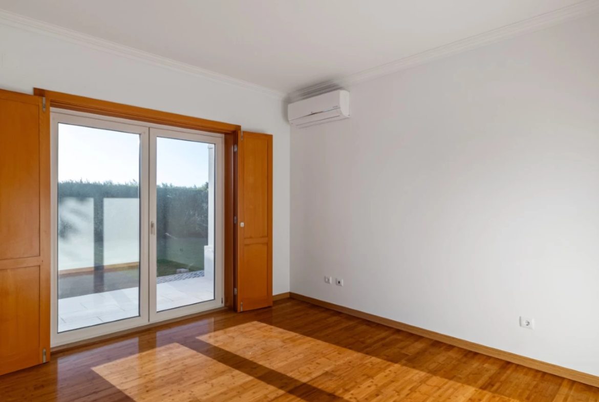 Moradia a 300m da praia com 4 quartos en-suite e vistas sobre o campo de golf e mar