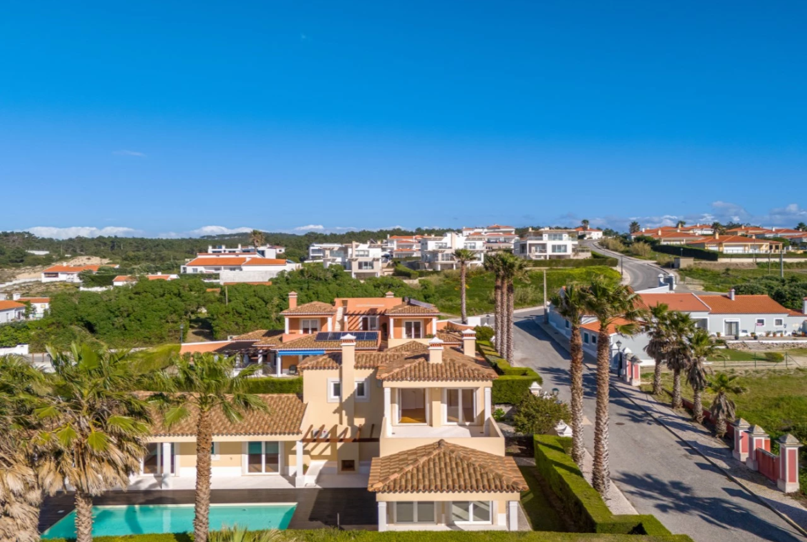 Moradia a 300m da praia com 4 quartos en-suite e vistas sobre o campo de golf e mar
