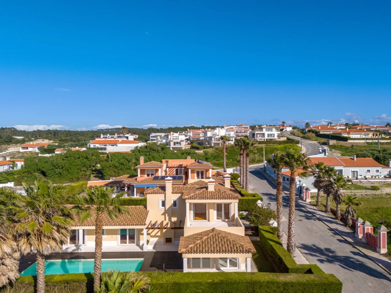 ID676aba01-0000-0500-0000-000018010444.jpg Moradia a 300m da praia com 4 quartos en-suite e vistas sobre o campo de golf e mar