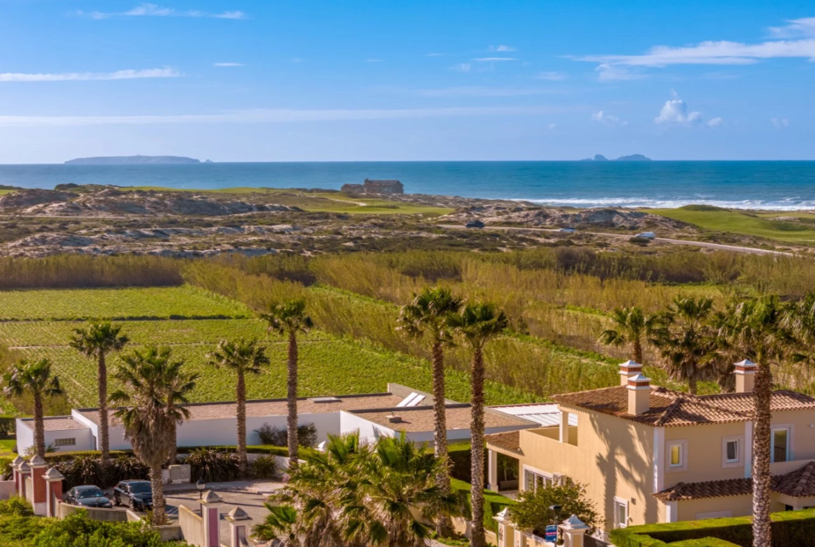 Moradia a 300m da praia com 4 quartos en-suite e vistas sobre o campo de golf e mar
