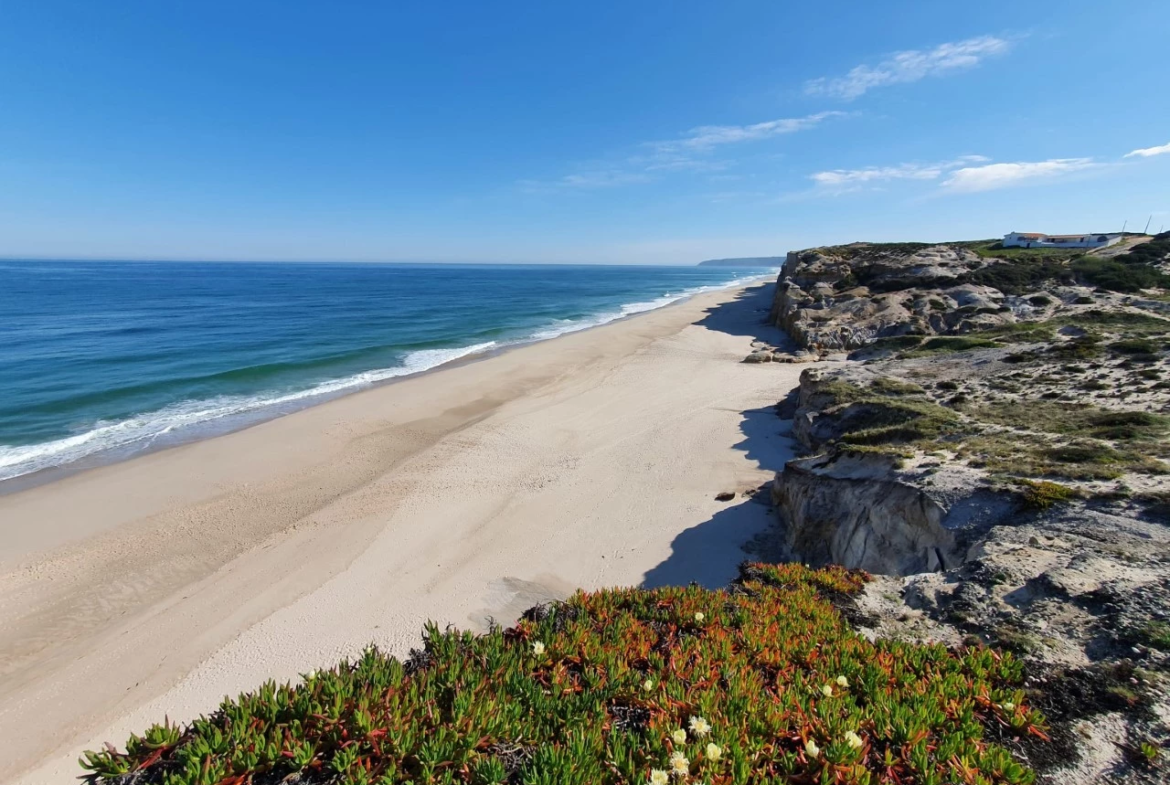 Moradia a 300m da praia com 4 quartos en-suite e vistas sobre o campo de golf e mar