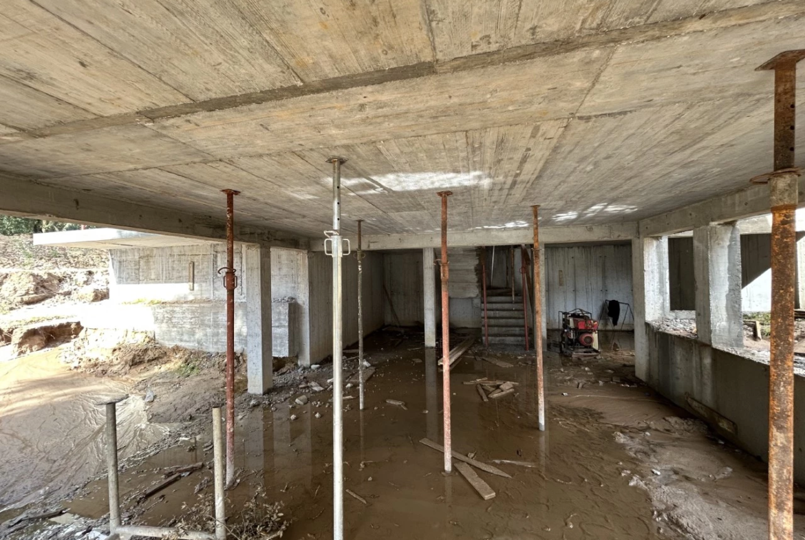 Bela moradia com piscina perto da praia.