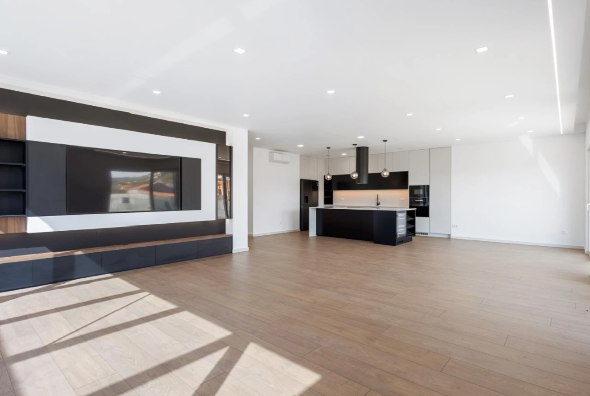 Penthouse T3 Luminosa, Confortável e Eficiente, perto das Praias