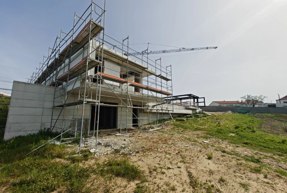 Moradia de luxo rodeada por natureza e a poucos minutos das praias