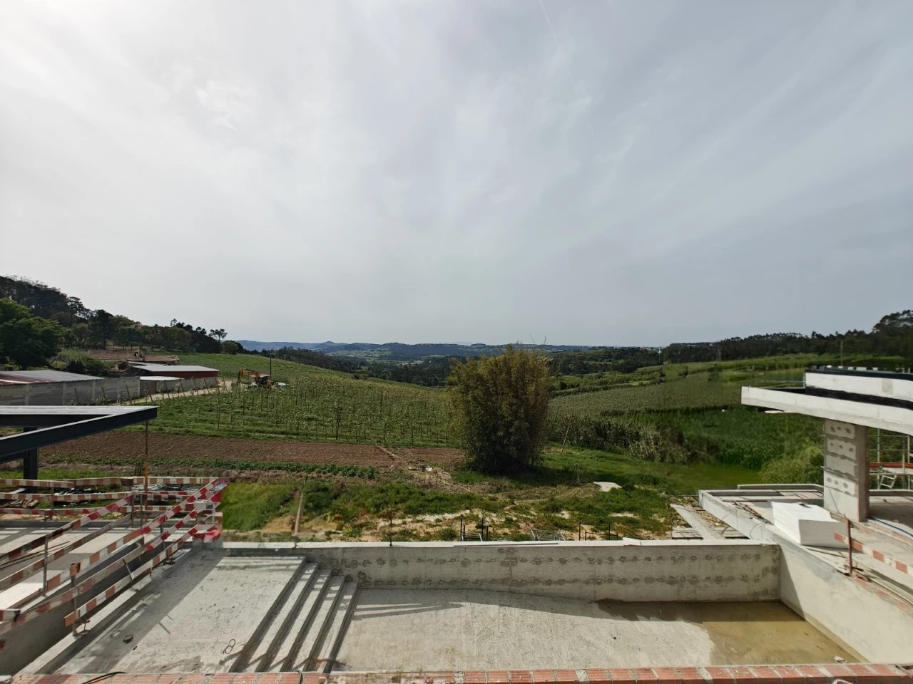 Moradia de luxo rodeada por natureza e a poucos minutos das praias