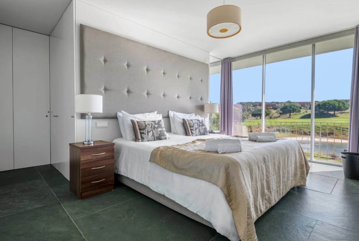 Moradia isolada T4 assinada por Eduardo Souto de Moura no Exclusivo Guardian Bom Sucesso Resort em Óbidos