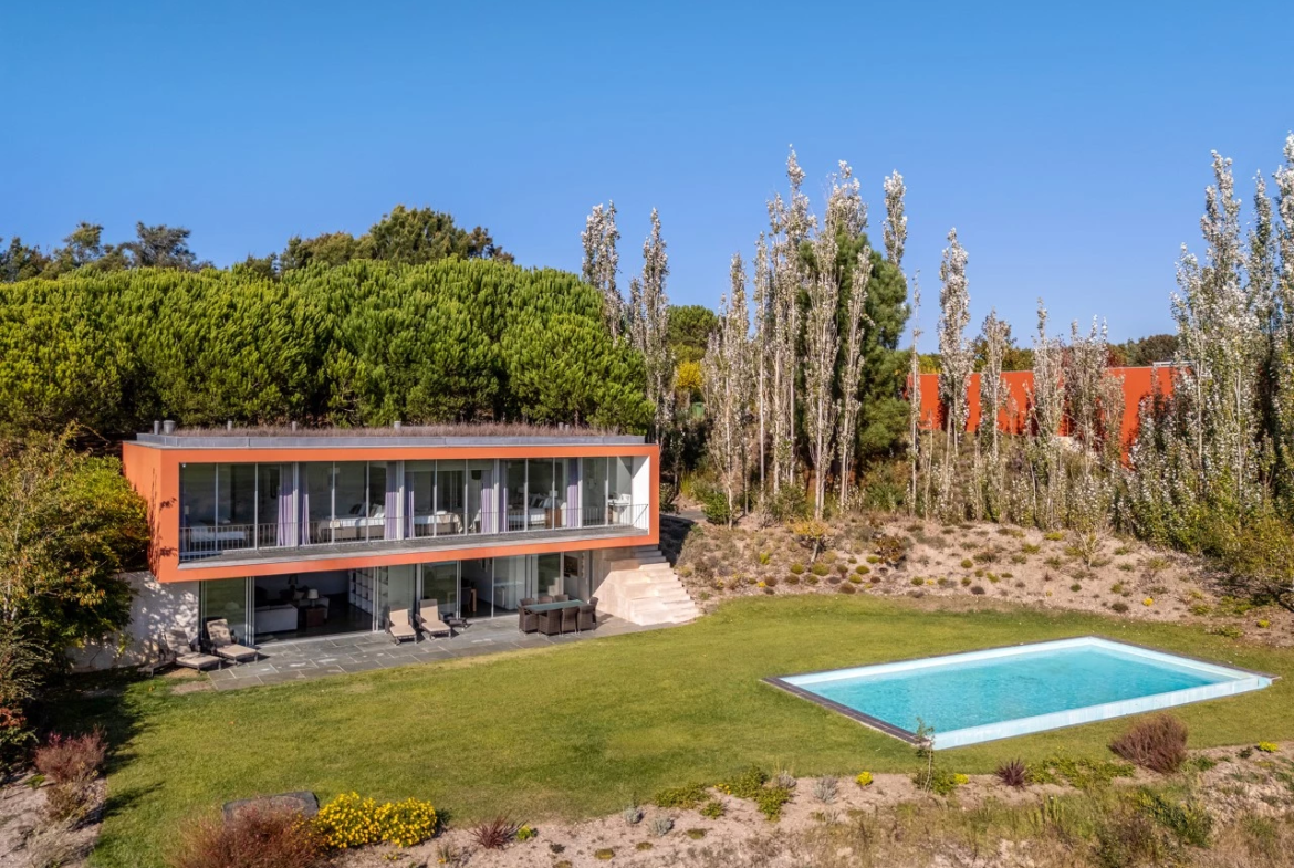 Moradia isolada T4 assinada por Eduardo Souto de Moura no Exclusivo Guardian Bom Sucesso Resort em Óbidos