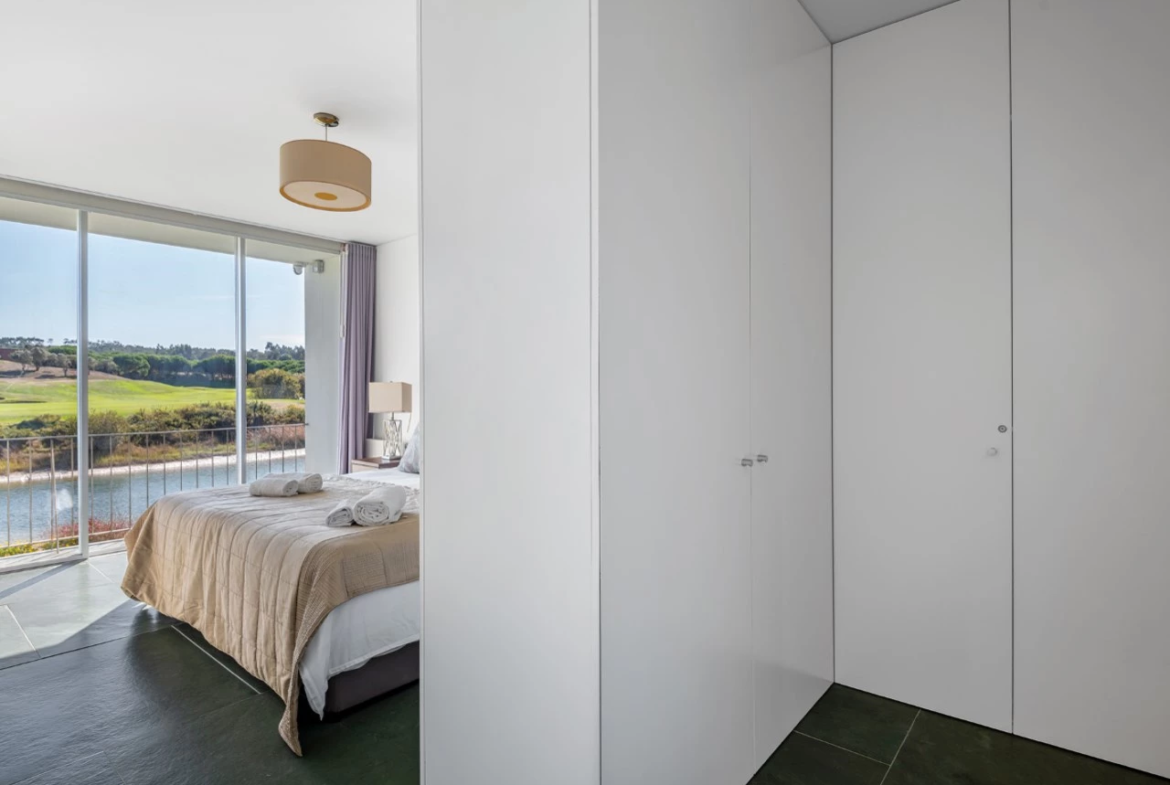 Moradia isolada T4 assinada por Eduardo Souto de Moura no Exclusivo Guardian Bom Sucesso Resort em Óbidos