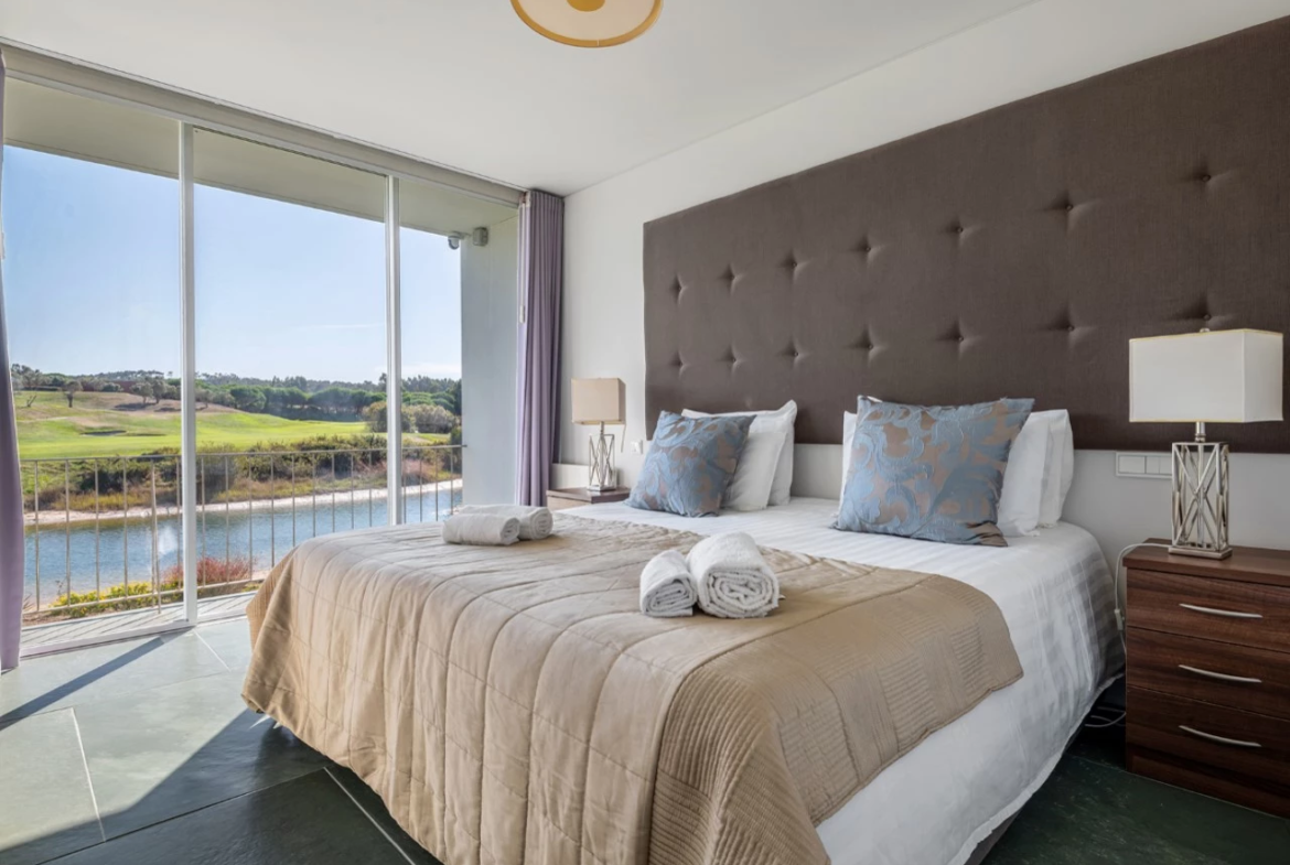 Moradia isolada T4 assinada por Eduardo Souto de Moura no Exclusivo Guardian Bom Sucesso Resort em Óbidos