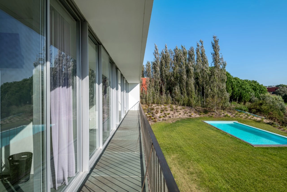 Moradia isolada T4 assinada por Eduardo Souto de Moura no Exclusivo Guardian Bom Sucesso Resort em Óbidos