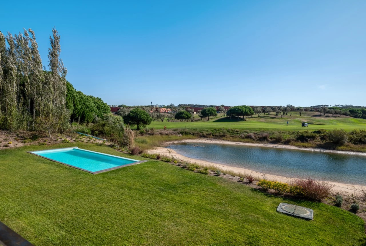 Moradia isolada T4 assinada por Eduardo Souto de Moura no Exclusivo Guardian Bom Sucesso Resort em Óbidos