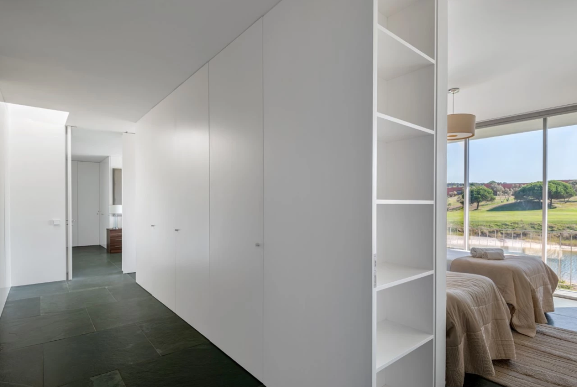 Moradia isolada T4 assinada por Eduardo Souto de Moura no Exclusivo Guardian Bom Sucesso Resort em Óbidos