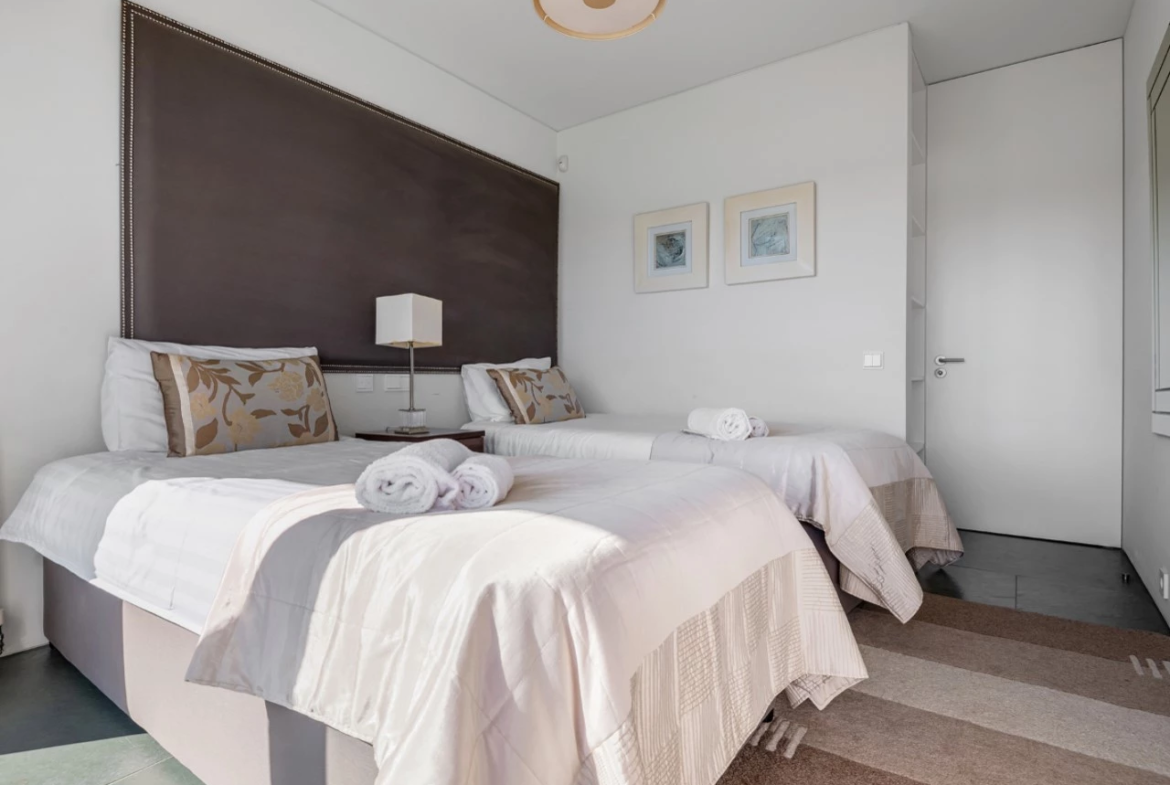 Moradia isolada T4 assinada por Eduardo Souto de Moura no Exclusivo Guardian Bom Sucesso Resort em Óbidos