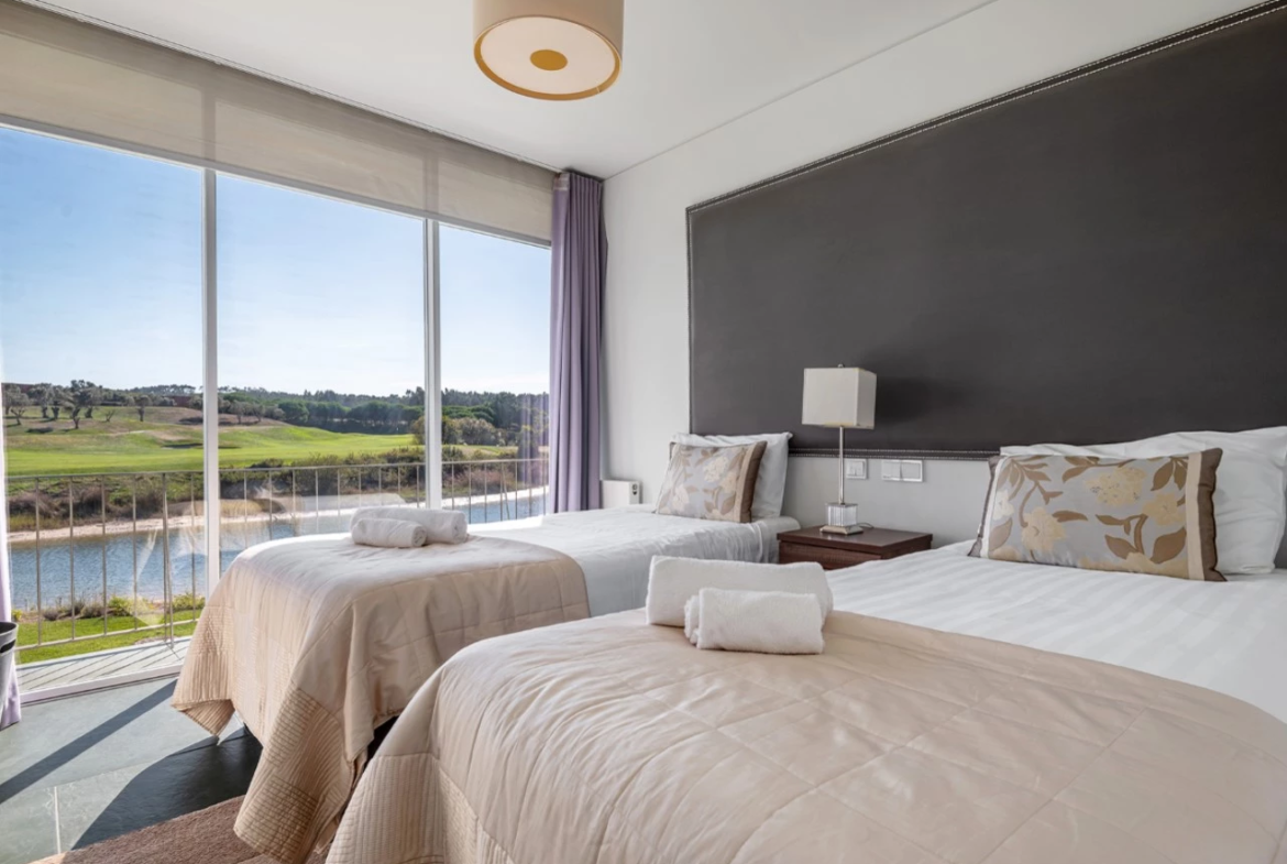 Moradia isolada T4 assinada por Eduardo Souto de Moura no Exclusivo Guardian Bom Sucesso Resort em Óbidos