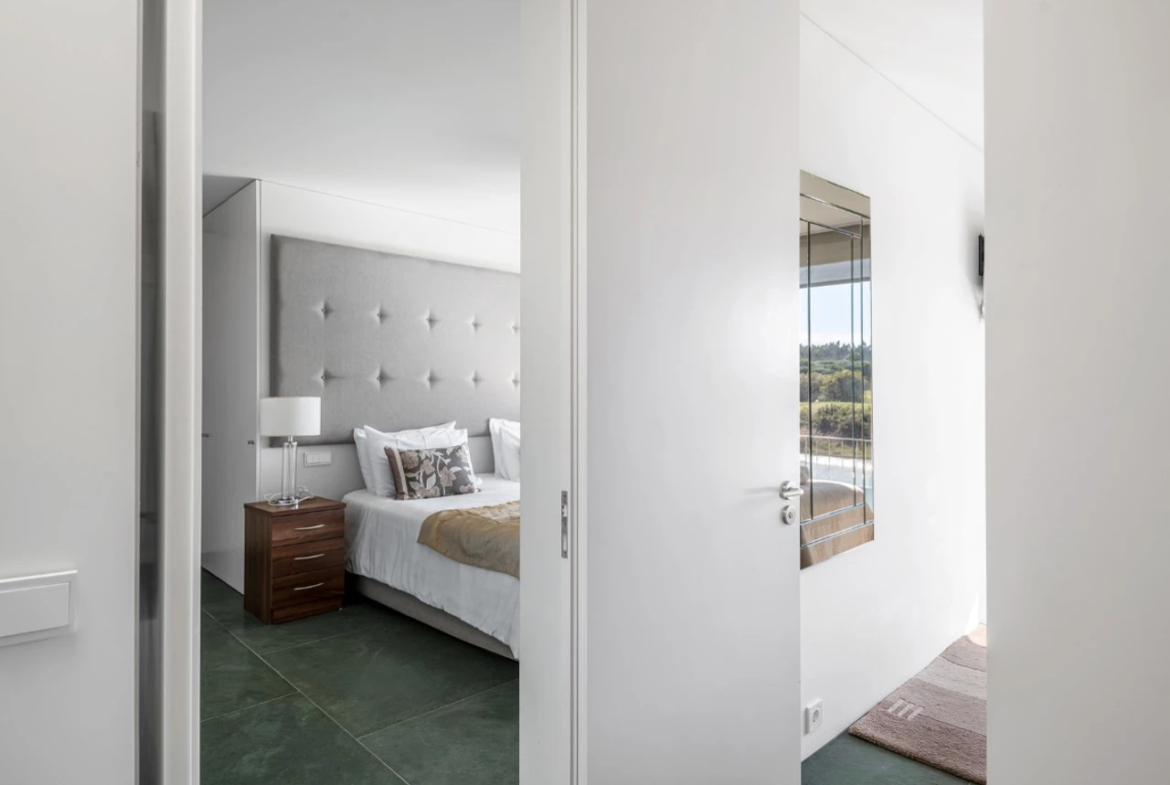 Moradia isolada T4 assinada por Eduardo Souto de Moura no Exclusivo Guardian Bom Sucesso Resort em Óbidos