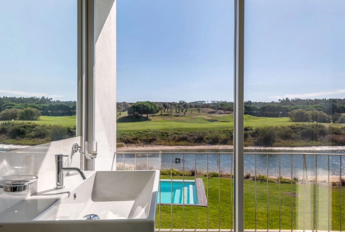 Moradia isolada T4 assinada por Eduardo Souto de Moura no Exclusivo Guardian Bom Sucesso Resort em Óbidos