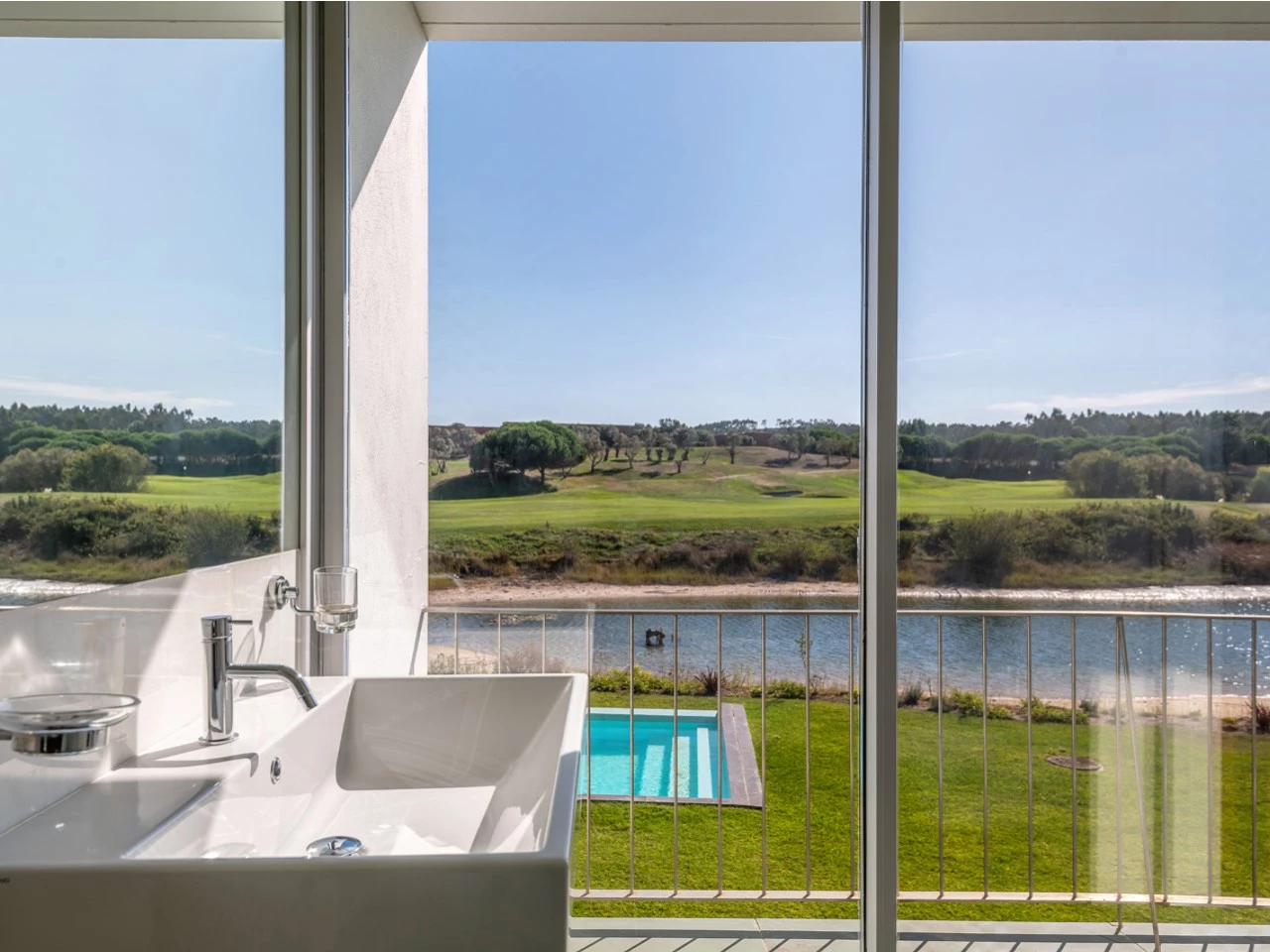 ID0ebbb101-0000-0500-0000-0000175266b6.jpg Moradia isolada T4 assinada por Eduardo Souto de Moura no Exclusivo Guardian Bom Sucesso Resort em Óbidos