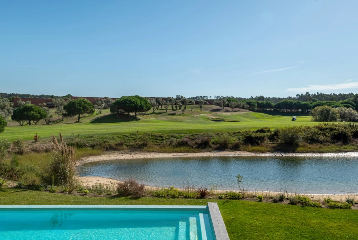 Moradia isolada T4 assinada por Eduardo Souto de Moura no Exclusivo Guardian Bom Sucesso Resort em Óbidos
