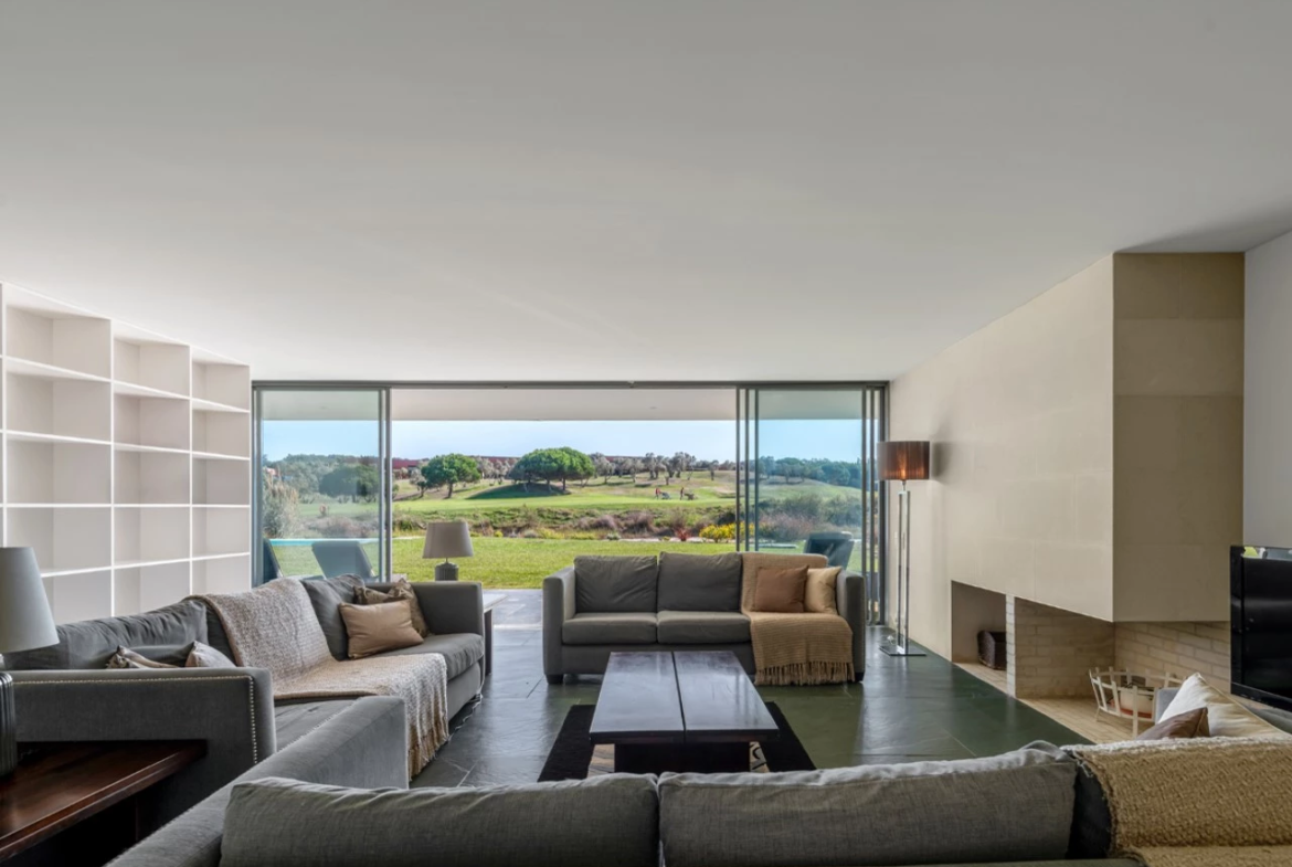 Moradia isolada T4 assinada por Eduardo Souto de Moura no Exclusivo Guardian Bom Sucesso Resort em Óbidos