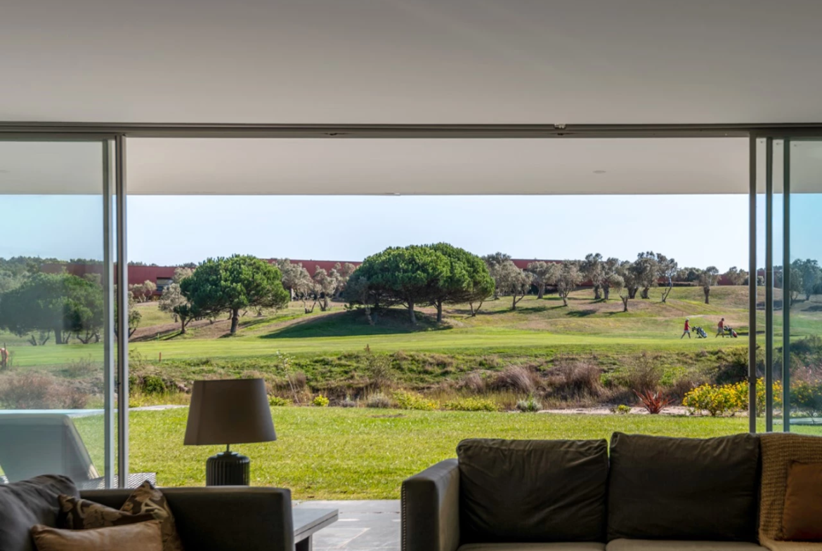 Moradia isolada T4 assinada por Eduardo Souto de Moura no Exclusivo Guardian Bom Sucesso Resort em Óbidos
