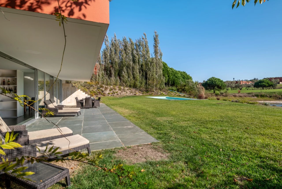 Moradia isolada T4 assinada por Eduardo Souto de Moura no Exclusivo Guardian Bom Sucesso Resort em Óbidos