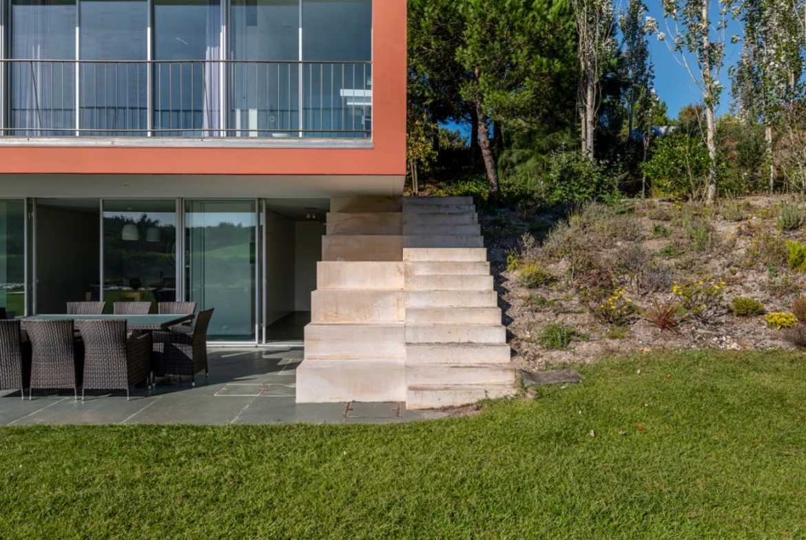 Moradia isolada T4 assinada por Eduardo Souto de Moura no Exclusivo Guardian Bom Sucesso Resort em Óbidos