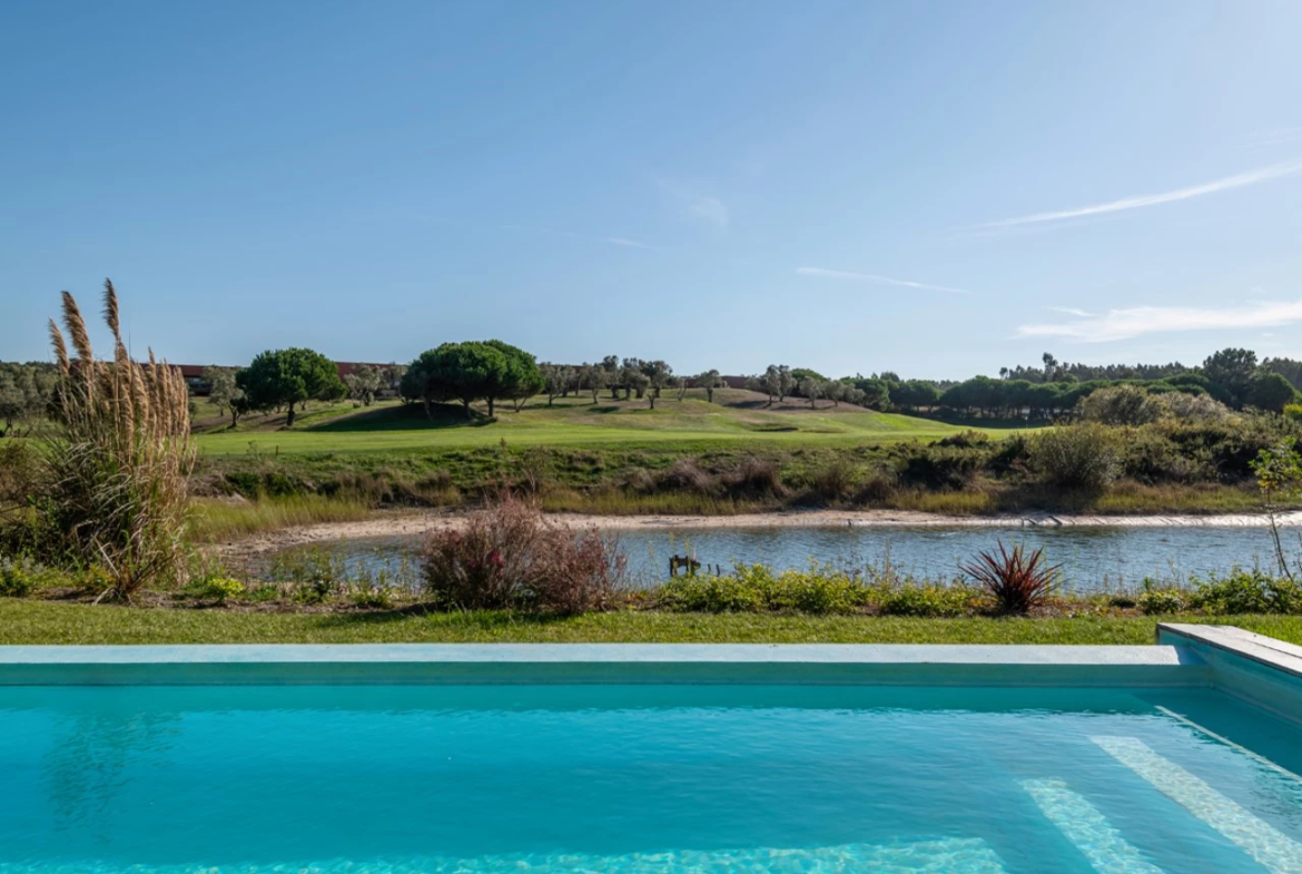 Moradia isolada T4 assinada por Eduardo Souto de Moura no Exclusivo Guardian Bom Sucesso Resort em Óbidos