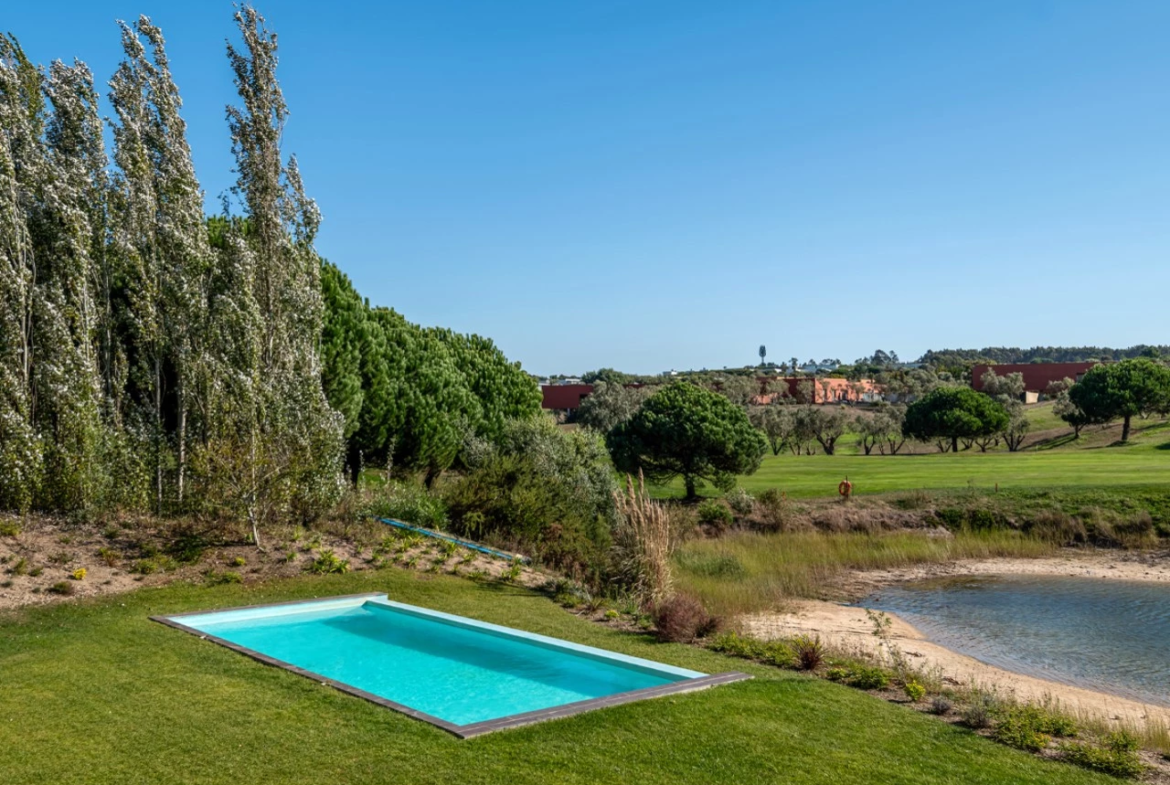 Moradia isolada T4 assinada por Eduardo Souto de Moura no Exclusivo Guardian Bom Sucesso Resort em Óbidos