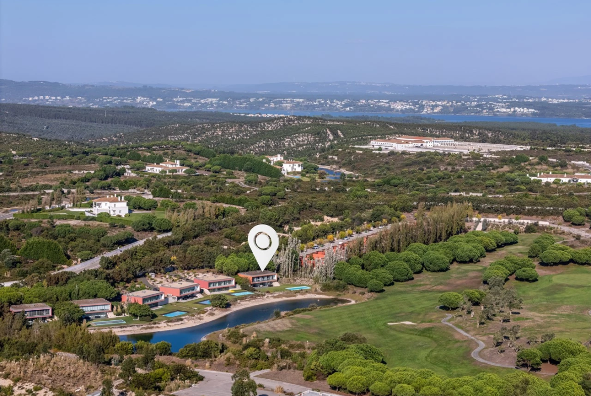 Moradia isolada T4 assinada por Eduardo Souto de Moura no Exclusivo Guardian Bom Sucesso Resort em Óbidos