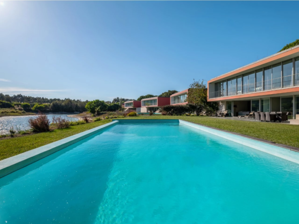 Moradia isolada T4 assinada por Eduardo Souto de Moura no Exclusivo Guardian Bom Sucesso Resort em Óbidos