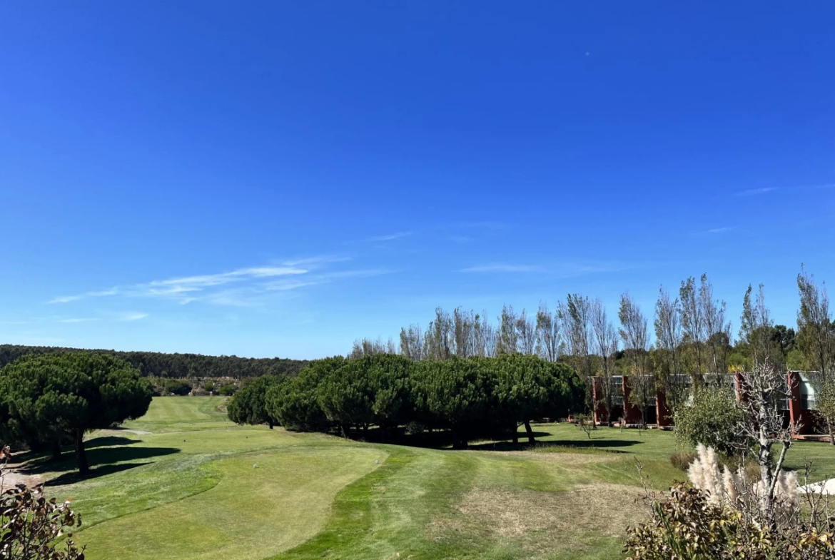 Moradia isolada T4 assinada por Eduardo Souto de Moura no Exclusivo Guardian Bom Sucesso Resort em Óbidos