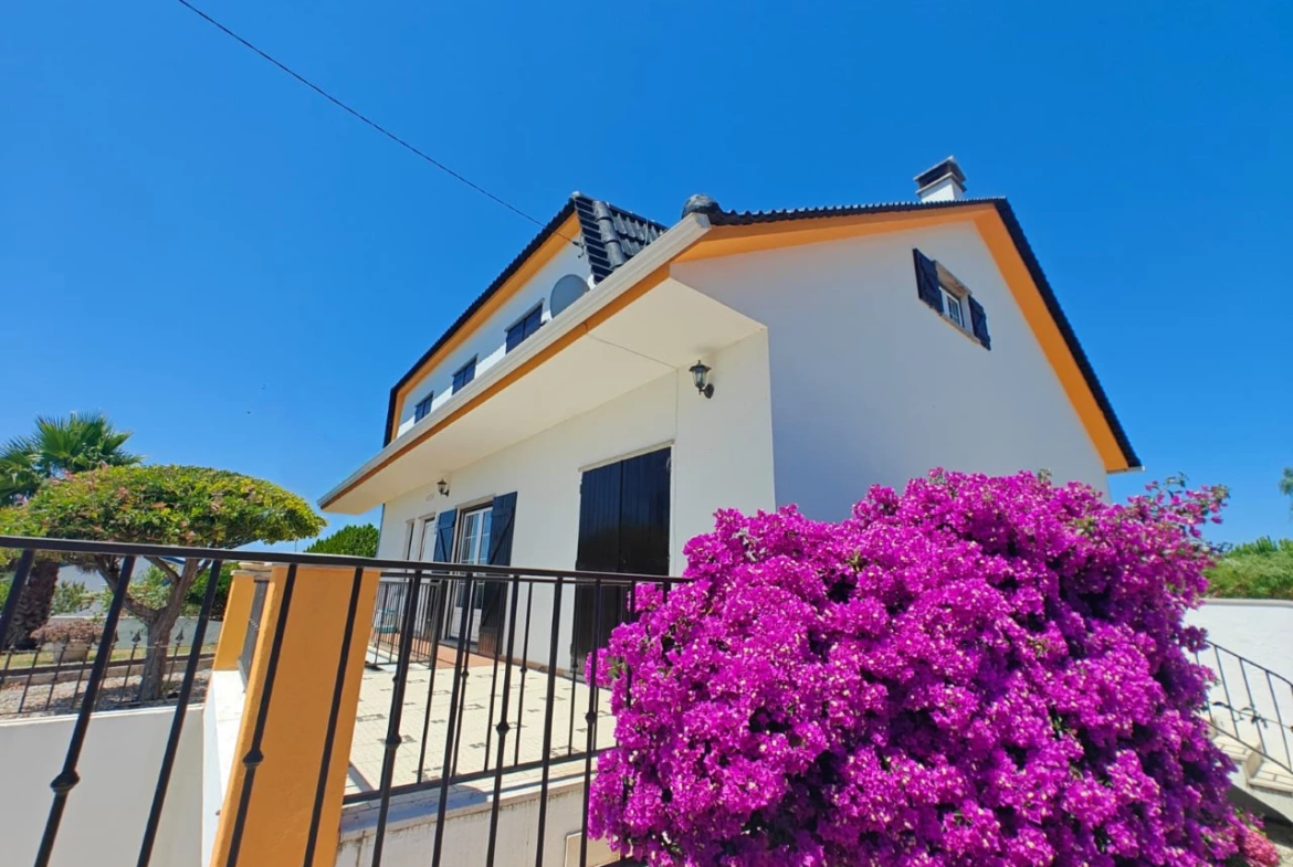 Moradia com piscina, grande área de terreno e vista para a Serra do Montejunto