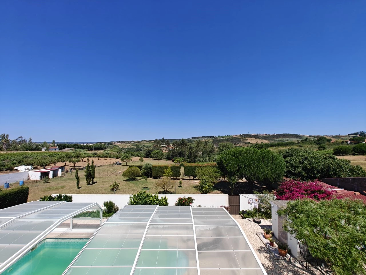 Moradia com piscina, grande área de terreno e vista para a Serra do Montejunto