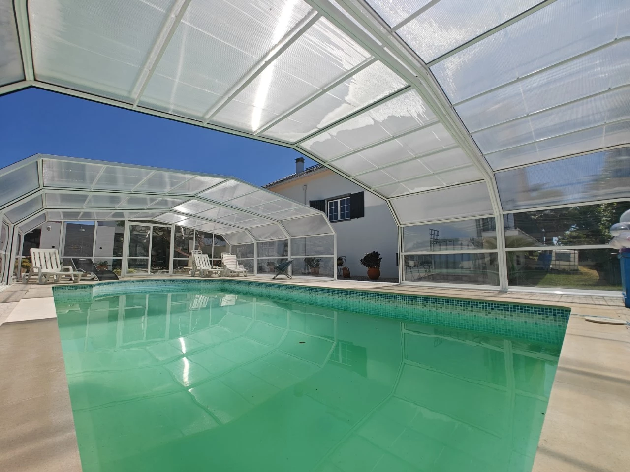 Moradia com piscina, grande área de terreno e vista para a Serra do Montejunto