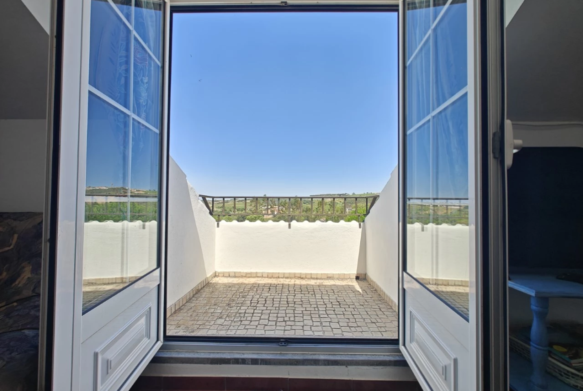 Moradia com piscina, grande área de terreno e vista para a Serra do Montejunto