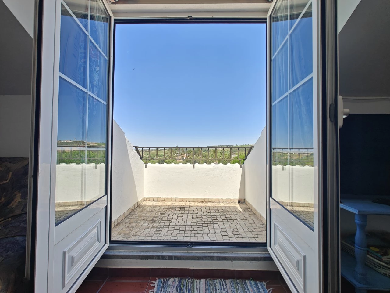 Moradia com piscina, grande área de terreno e vista para a Serra do Montejunto