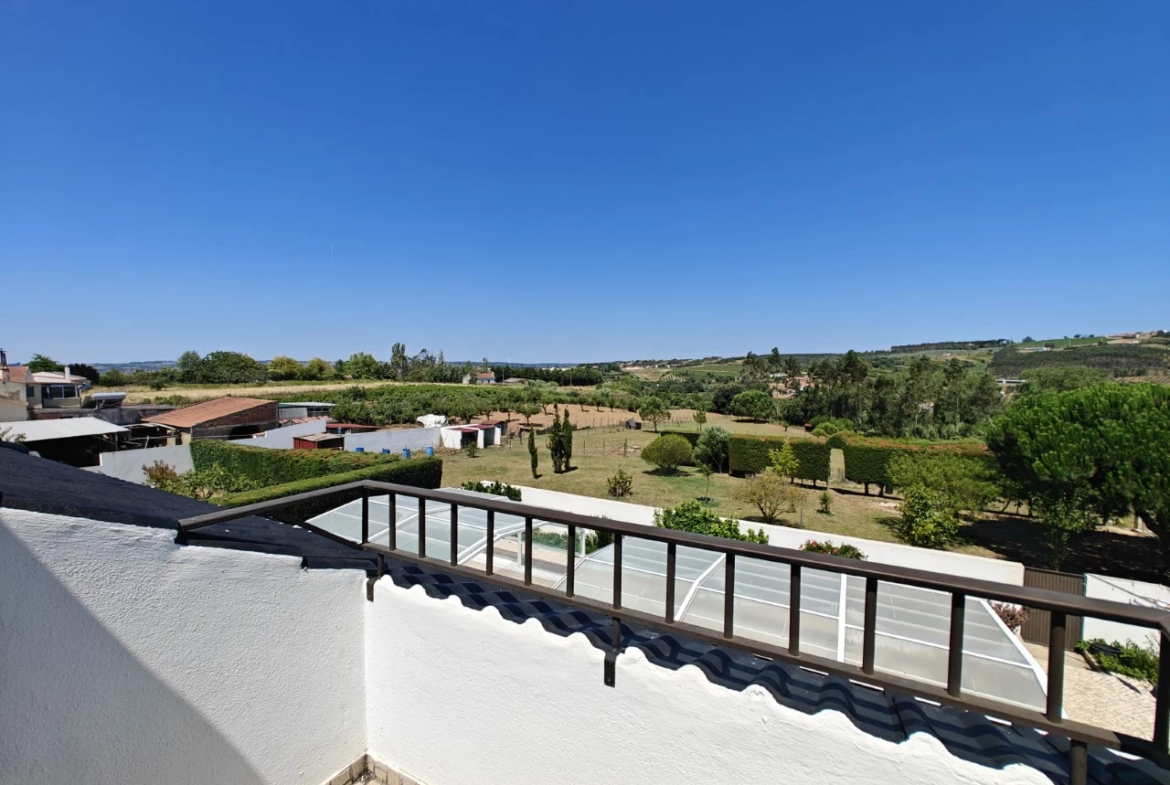 Moradia com piscina, grande área de terreno e vista para a Serra do Montejunto