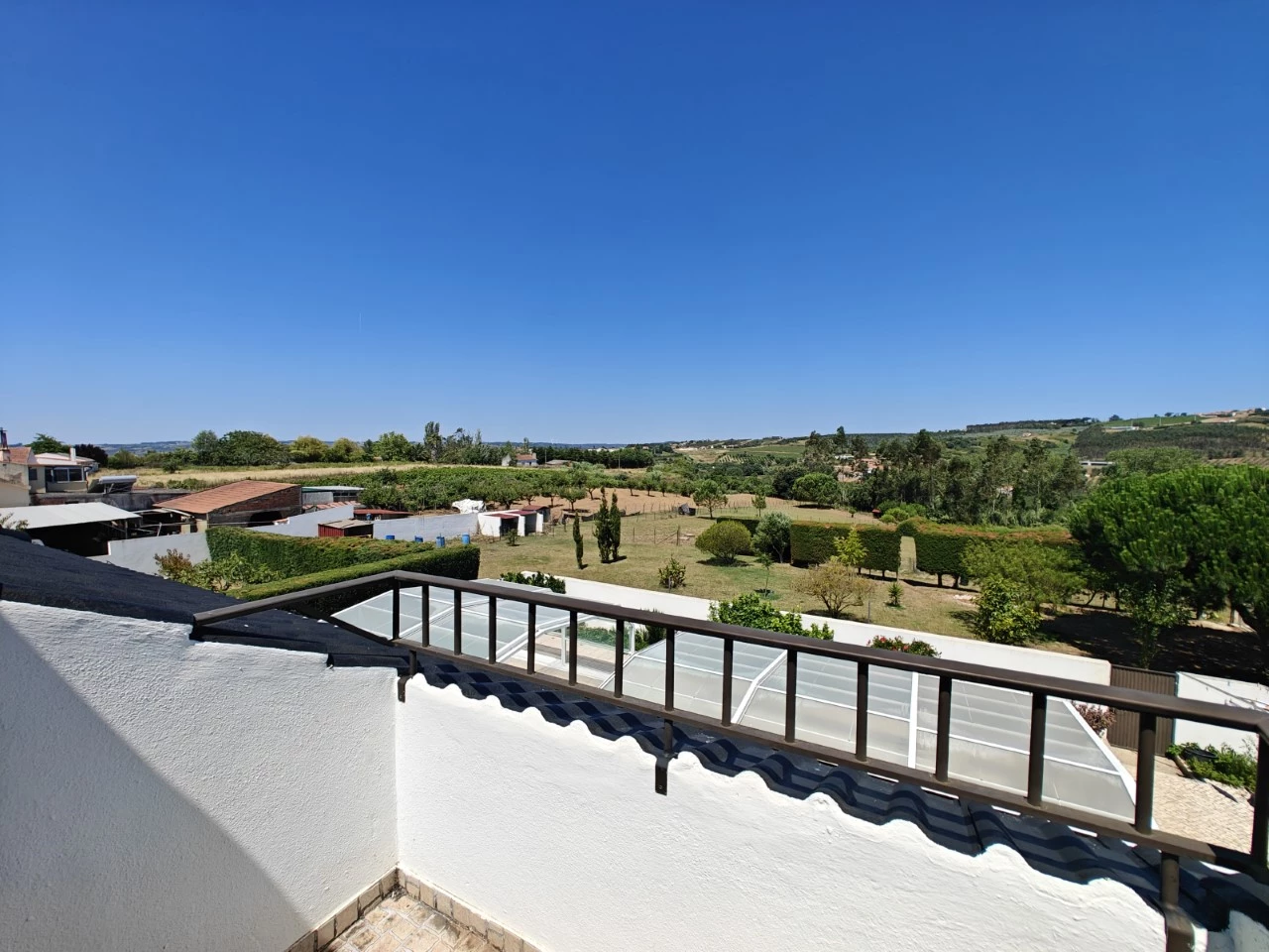 Moradia com piscina, grande área de terreno e vista para a Serra do Montejunto