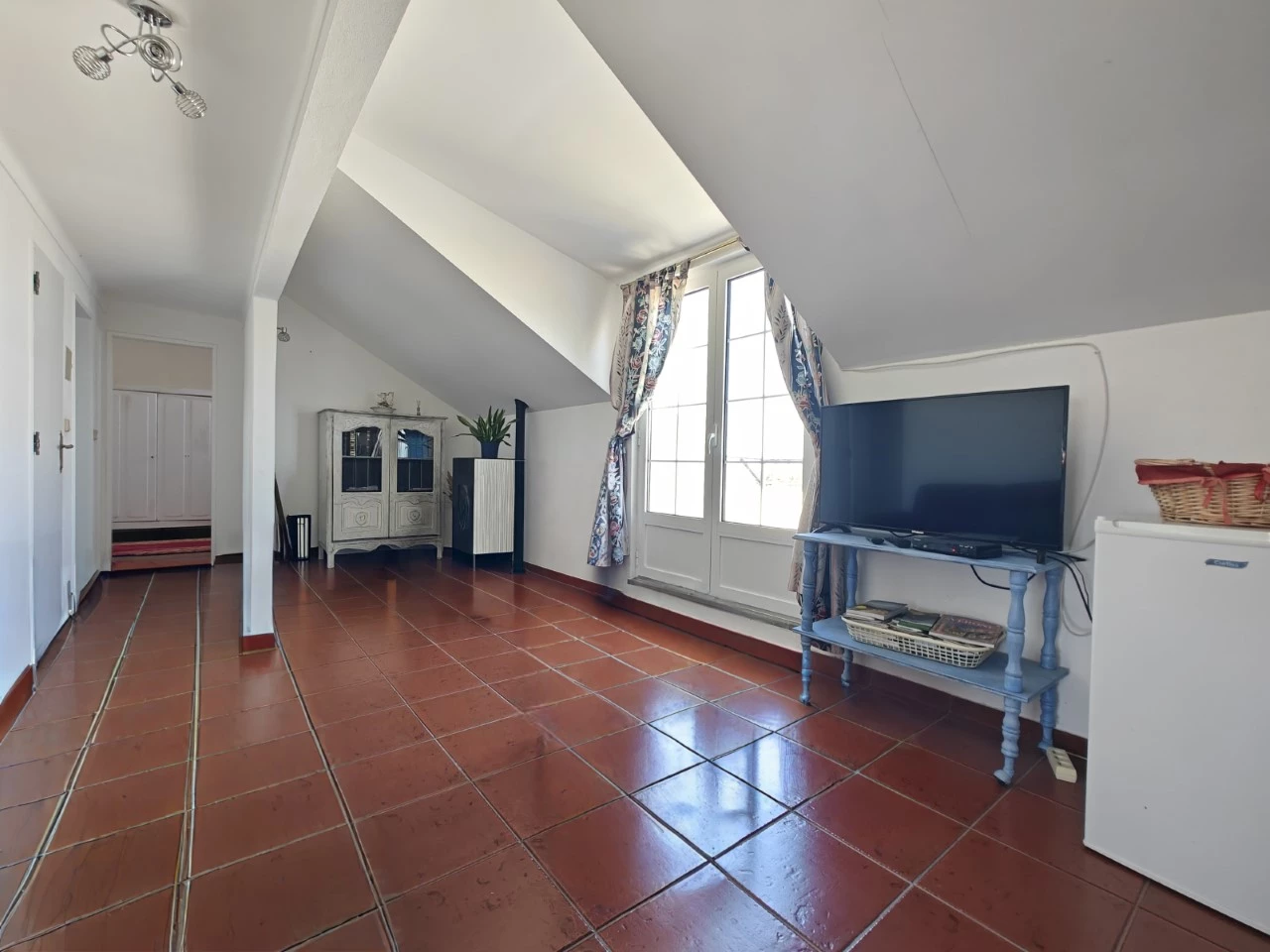 Moradia com piscina, grande área de terreno e vista para a Serra do Montejunto