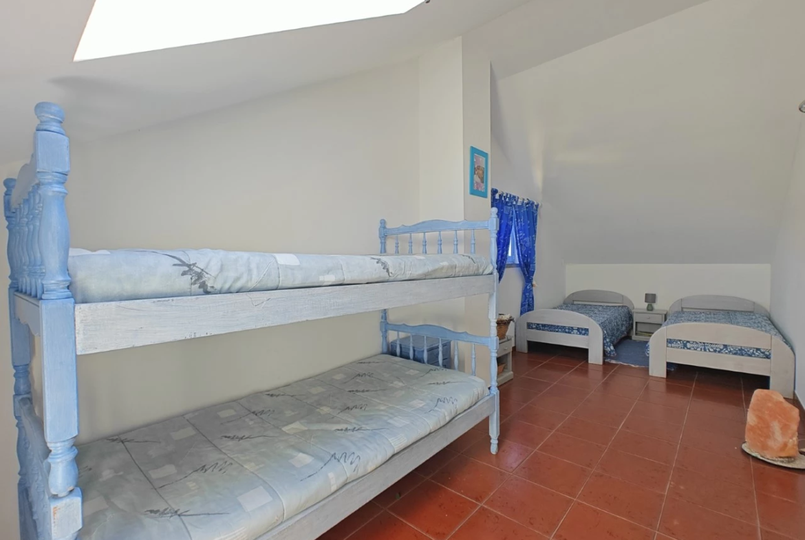 Moradia com piscina, grande área de terreno e vista para a Serra do Montejunto